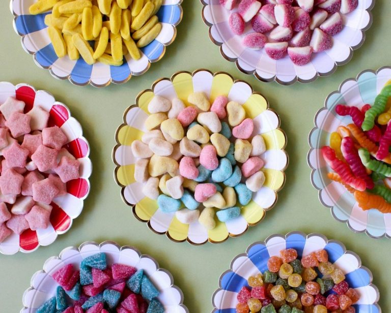 Bunte Süßigkeiten in verschiedenen Schälchen angeordnet.